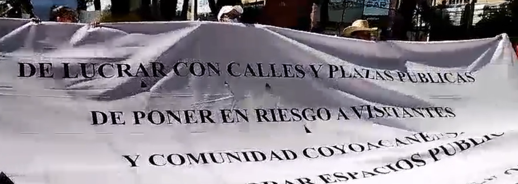 Locatarias y locatarios del Mercado Artesanal de Coyoacán protestan contra la corrupción de la alcaldía