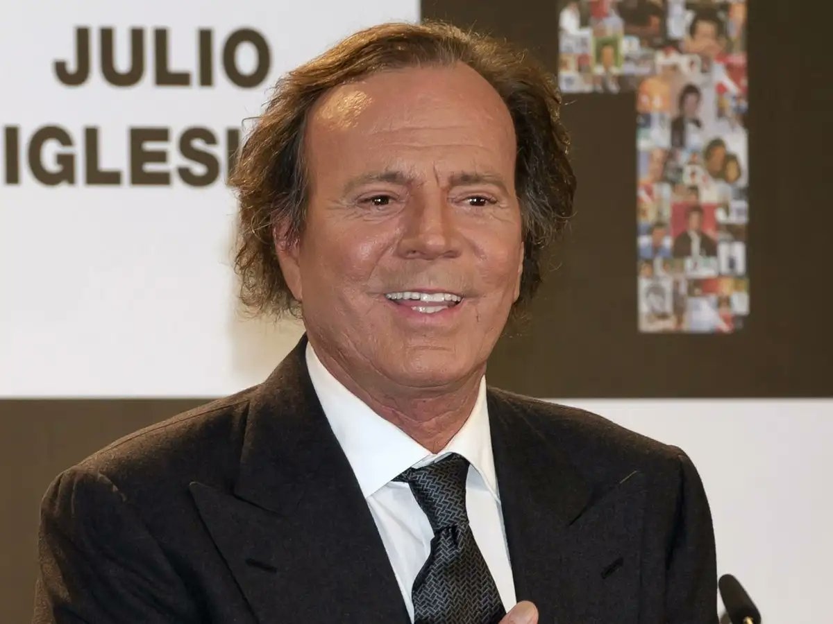 Julio Iglesias es denunciado por presunta agresión sexual; el cantante niega los cargos