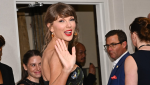 Taylor Swift se convirtió en la mujer más joven en formar parte del emblemático Salón de la Fama de Compositores, a la edad de 36 años.