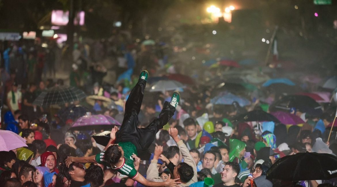 Más de 800 mil personas se reunieron en las inmediaciones del Ángel de la Independencia para seguir el partido entre México