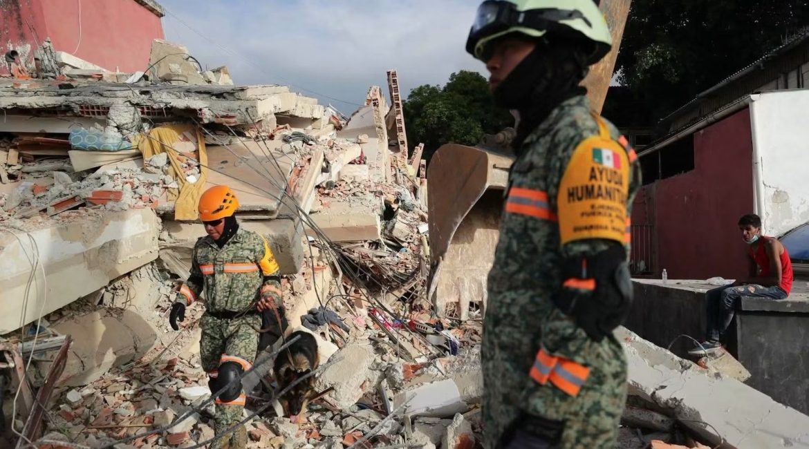 Miembros del Ejército Mexicano rescatan a menor tras sismos en Venezuela