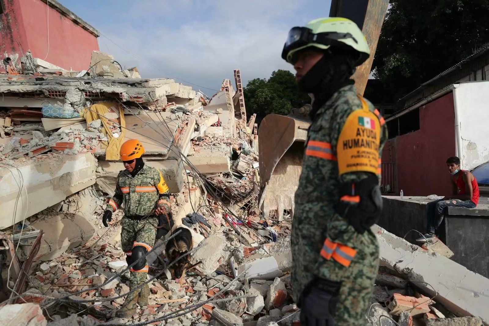 Ejército Mexicano rescata a niño de escombros en Venezuela
