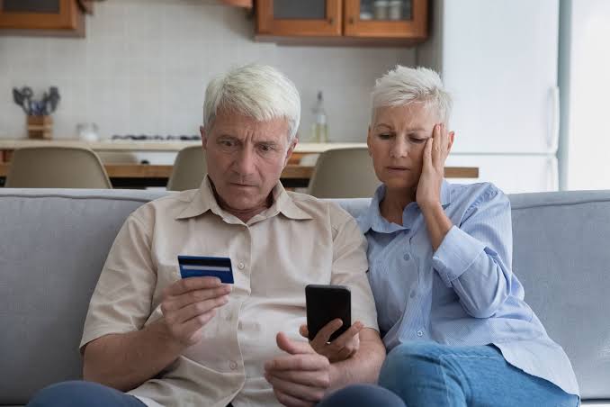 Crecen 11.4% los fraudes contra adultos mayores en internet