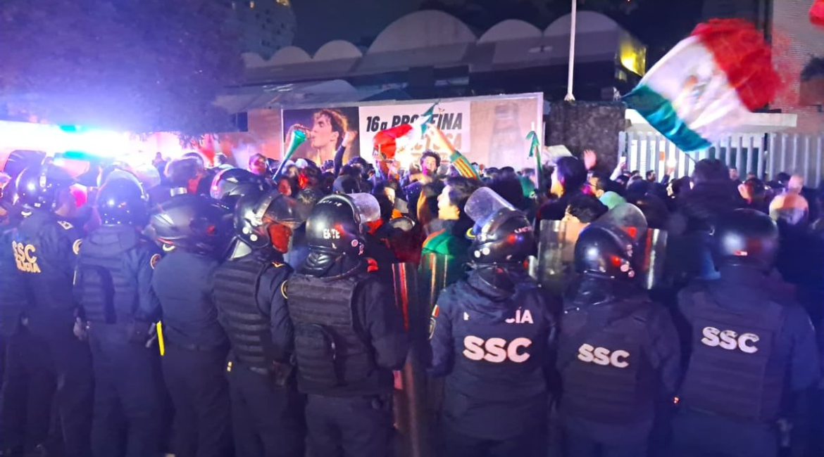Aficionados de la Selección Mexicana realizaron una "serenata" durante la madrugada de este martes en las inmediaciones del hotel donde se hospeda la Selección de Ecuador