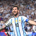 Hat-trick de Messi le da la victoria a Argentina en su debut