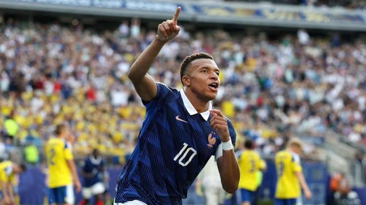 Mbappé lídera a su selección con dos goles en la victoria tres por cero
