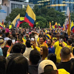 Reforma se pinta de amarillo previo al debut de Colombia