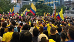 Colombianos pintan de amarillo El Ángel de la Independencia
