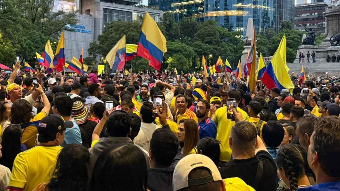 Colombianos pintan de amarillo El Ángel de la Independencia