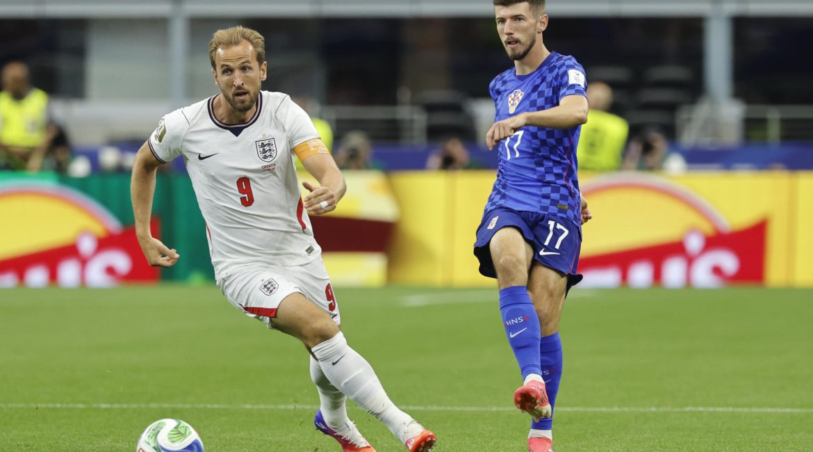 Harry Kane anota dos tantos un cabezazo y de penal en la victoria de Croacia