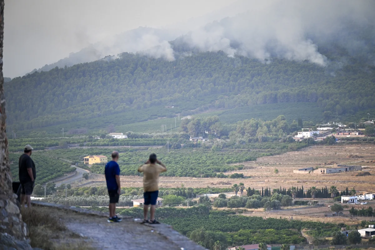 España logra contener los grandes incendios forestales