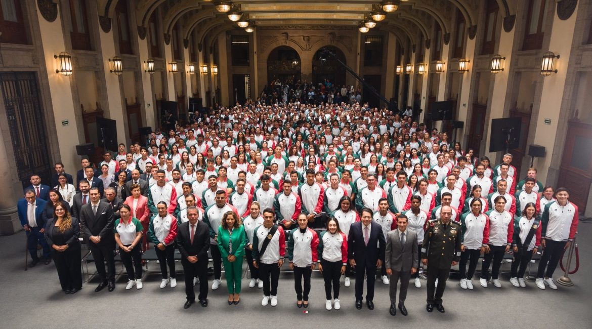 La presidenta de México, Claudia Sheinbaum Pardo, encabezó la ceremonia de abanderamiento de la delegación mexicana que representará al país en los XXV Juegos Centroamericanos y del Caribe Santo Domingo