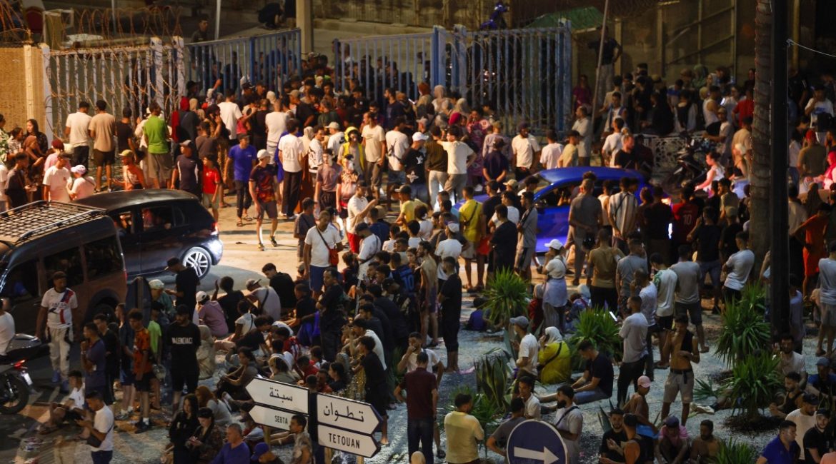 La ciudad española de Ceuta enfrenta una nueva crisis migratoria luego de que cientos de personas cruzaran desde Marruecos