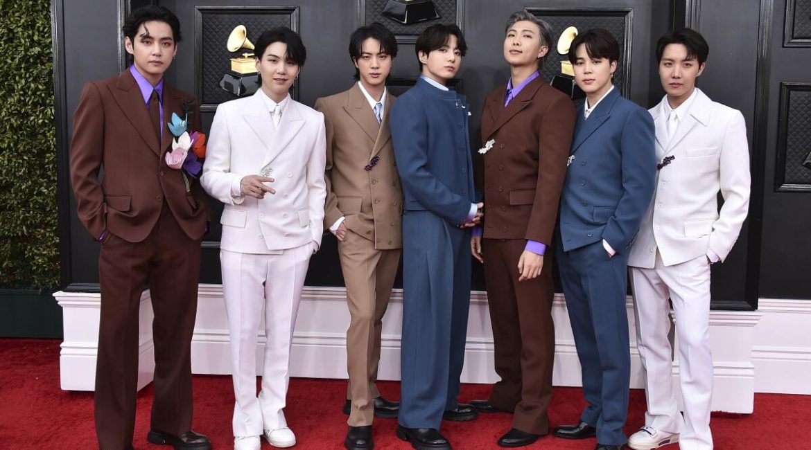 La banda surcoreana BTS anunció que no presentará su candidatura para la próxima edición de los premios Grammy,