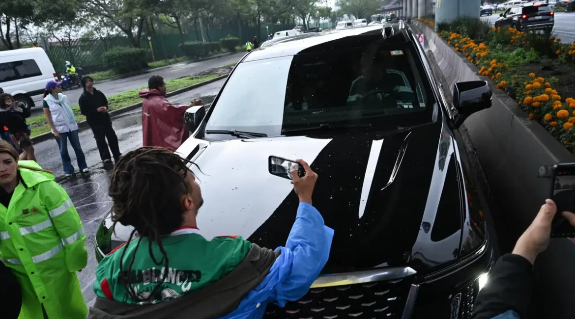 Activistas encaran al exfutbolista Cuauhtémoc Blanco en el Azteca