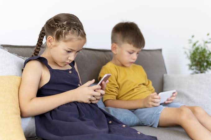 Francia veta redes sociales para menores desde septiembre