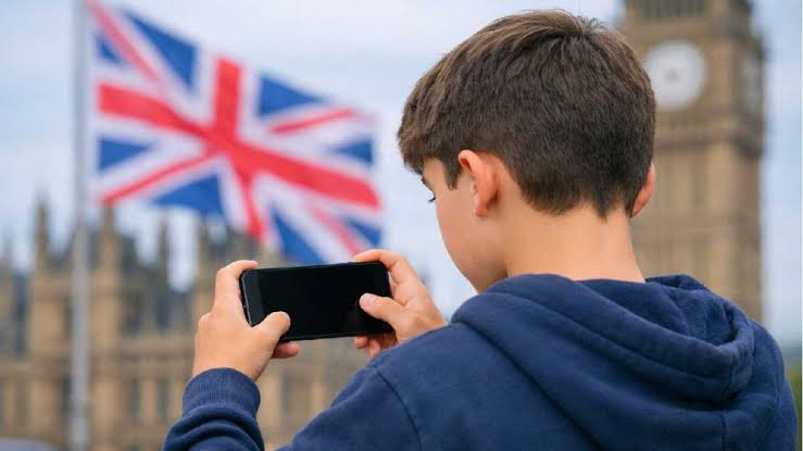 Reino Unido limitaría redes sociales a adolescentes