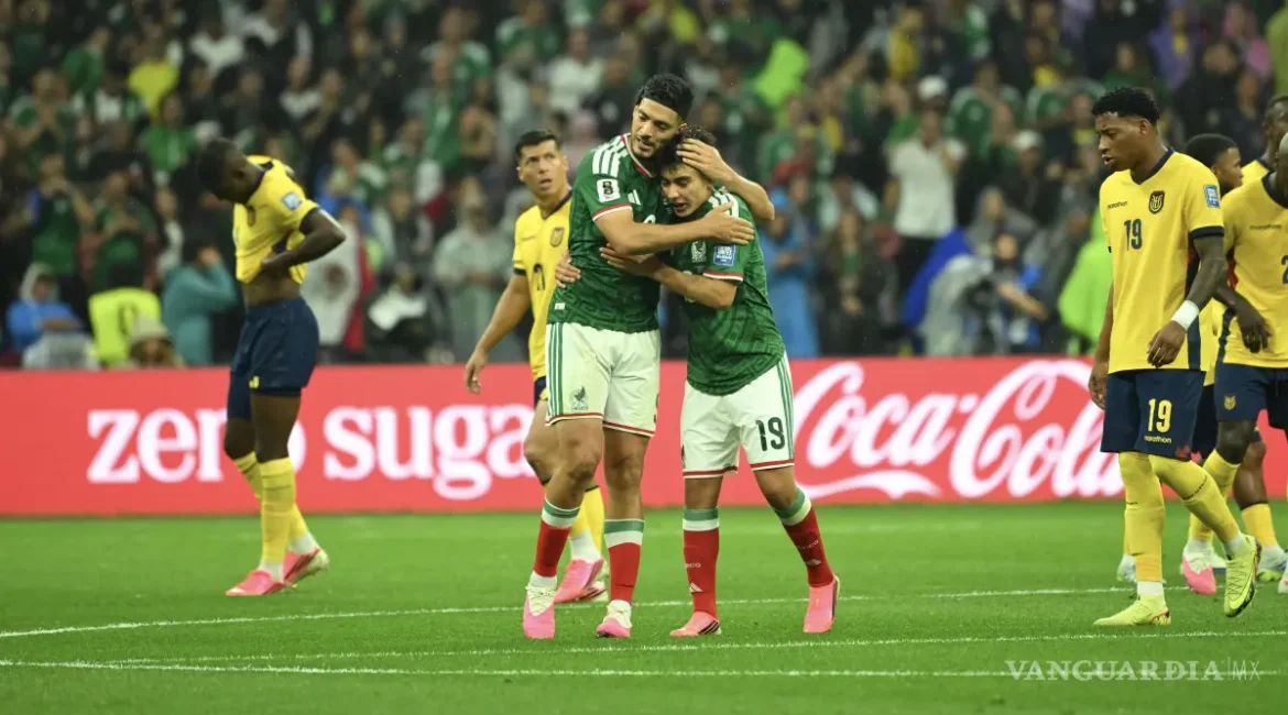 Raul Jímenez y Gilberto Mora; celebrando victoria