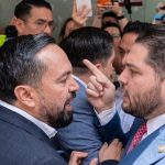 Pleito entre diputados termina en empujones en el Senado