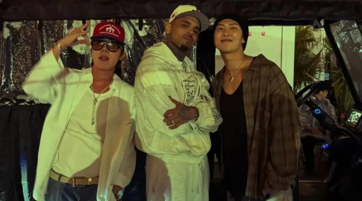 RM y J-Hope de BTS acudieron al concierto de Chris Brown y Usher en Toronto, donde posteriormente posaron junto al cantante.