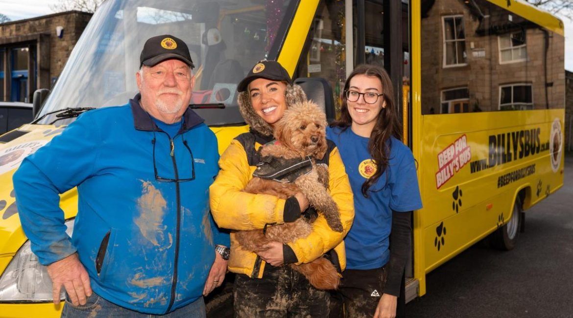 Billy's Bus, un autobús escolar adaptado exclusivamente para perros, recorre distintos pueblos de West Yorkshire para recoger hasta 15 mascotas
