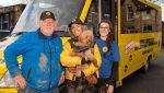 Billy's Bus, un autobús escolar adaptado exclusivamente para perros, recorre distintos pueblos de West Yorkshire para recoger hasta 15 mascotas